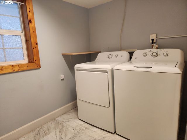 208 S SWIEGLE Ave, Molalla, OR 97038