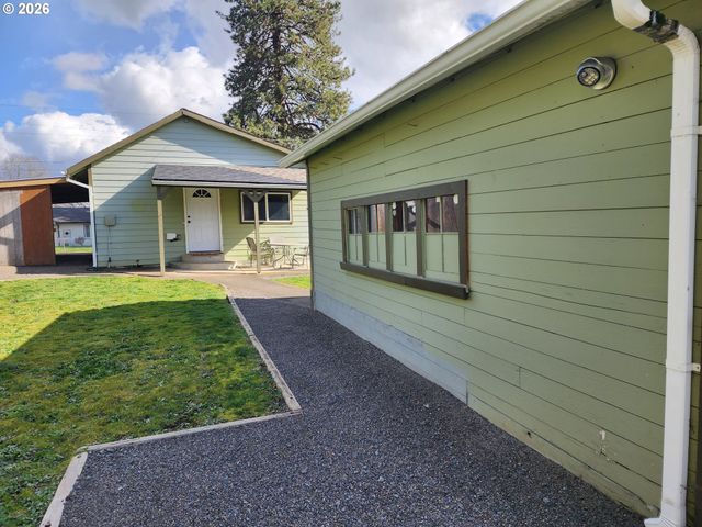 208 S SWIEGLE Ave, Molalla, OR 97038
