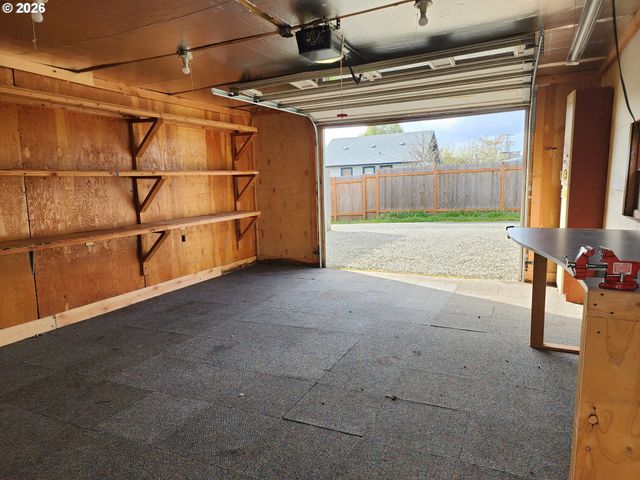 208 S SWIEGLE Ave, Molalla, OR 97038