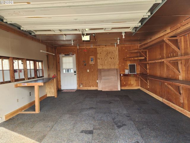 208 S SWIEGLE Ave, Molalla, OR 97038