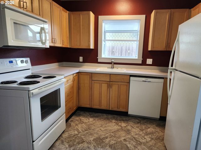 208 S SWIEGLE Ave, Molalla, OR 97038