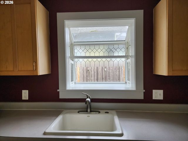 208 S SWIEGLE Ave, Molalla, OR 97038