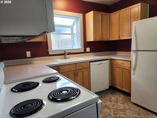 208 S SWIEGLE Ave, Molalla, OR 97038