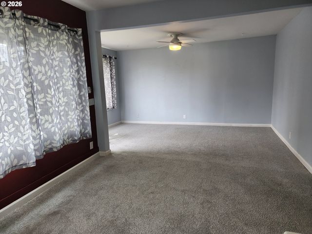 208 S SWIEGLE Ave, Molalla, OR 97038