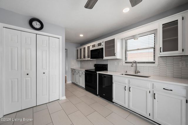 6400 Marina Dr, Prospect, KY 40059