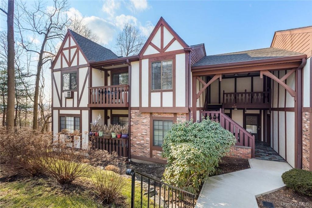 39 Foxwood Circle, Mount Kisco, NY 10549