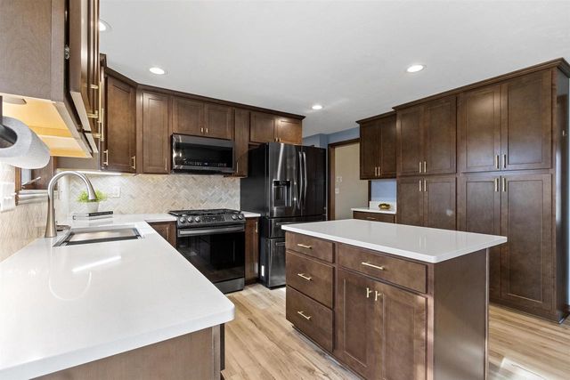 1536 VAN ROAD, Green Bay, WI 54311