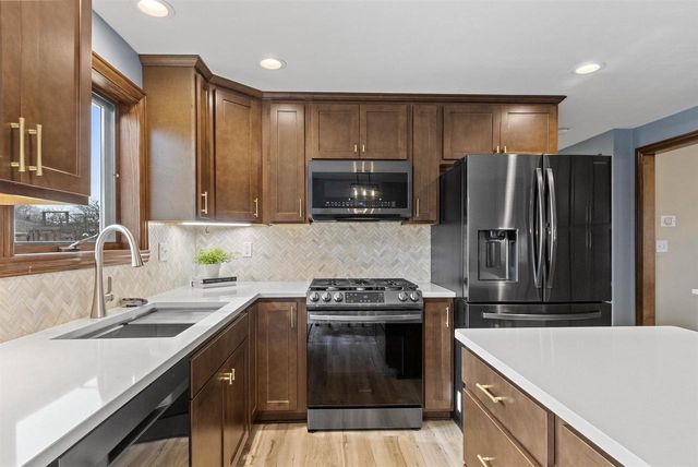 1536 VAN ROAD, Green Bay, WI 54311