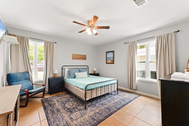123 Bonita Avenue, Galveston, TX 77550