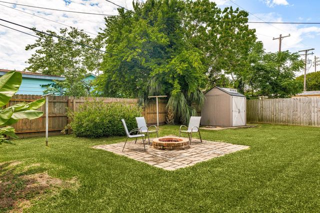 123 Bonita Avenue, Galveston, TX 77550