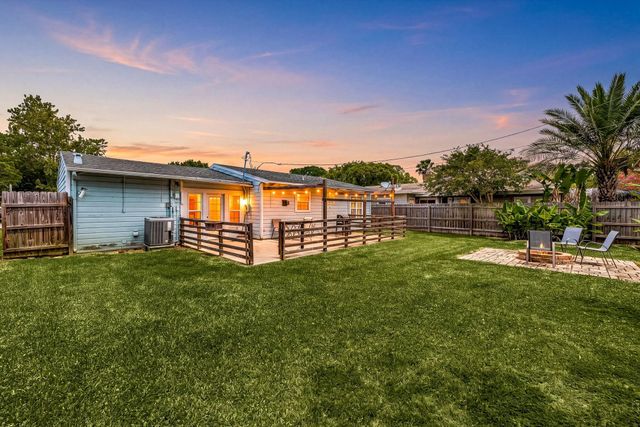 123 Bonita Avenue, Galveston, TX 77550
