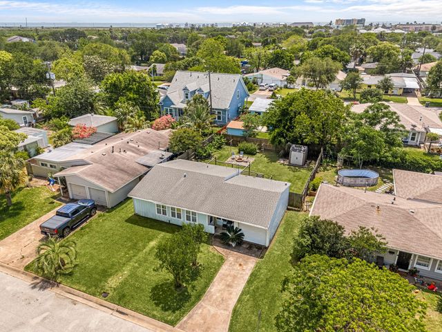 123 Bonita Avenue, Galveston, TX 77550