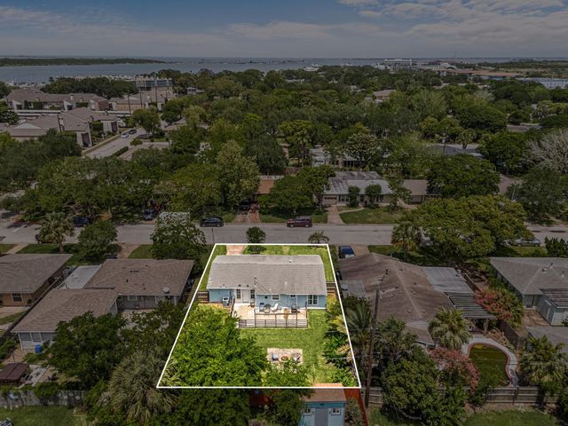123 Bonita Avenue, Galveston, TX 77550