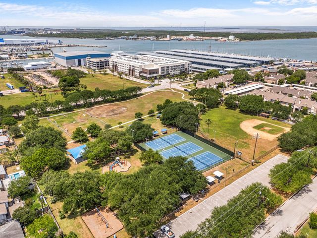 123 Bonita Avenue, Galveston, TX 77550