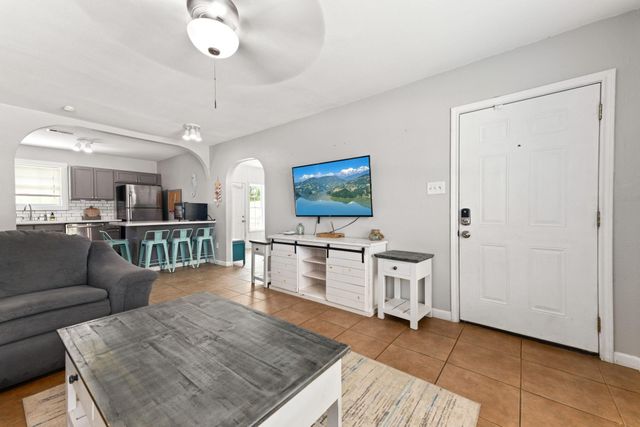 123 Bonita Avenue, Galveston, TX 77550