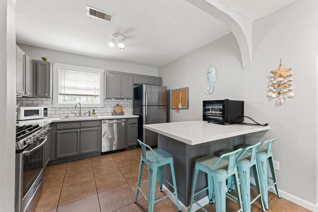 123 Bonita Avenue, Galveston, TX 77550