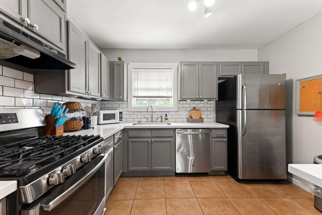 123 Bonita Avenue, Galveston, TX 77550