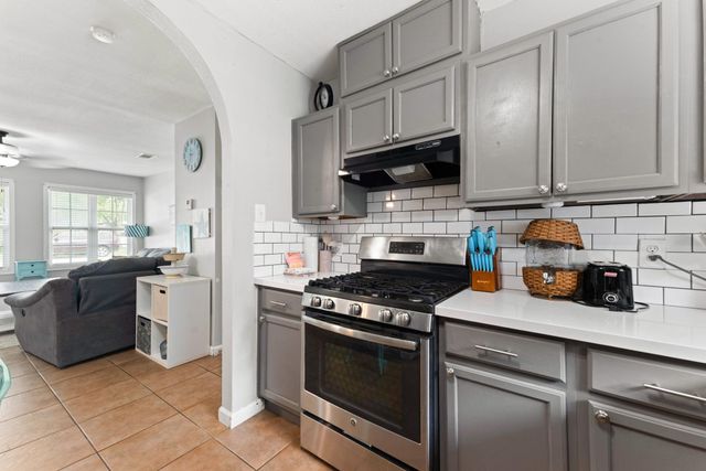 123 Bonita Avenue, Galveston, TX 77550