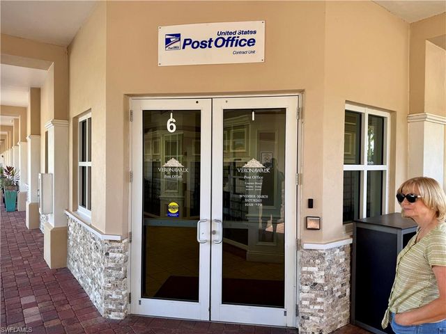 8647 Genova CT, Naples, FL 34114