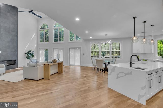 12111 WALNUT BRANCH RD, Reston, VA 20194