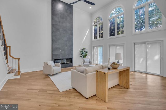 12111 WALNUT BRANCH RD, Reston, VA 20194