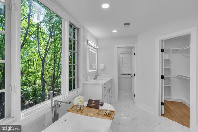 12111 WALNUT BRANCH RD, Reston, VA 20194