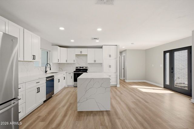 1822 W HIGHLAND Avenue, Phoenix, AZ 85015