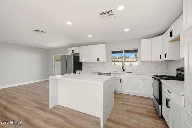 1822 W HIGHLAND Avenue, Phoenix, AZ 85015