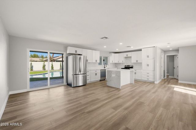 1822 W HIGHLAND Avenue, Phoenix, AZ 85015