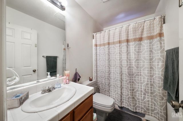 413 Midnight Court, Bakersfield, CA 93307