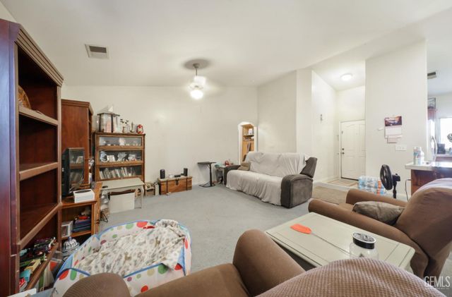 413 Midnight Court, Bakersfield, CA 93307