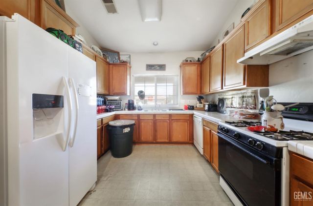 413 Midnight Court, Bakersfield, CA 93307