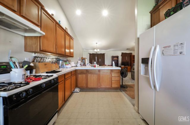 413 Midnight Court, Bakersfield, CA 93307
