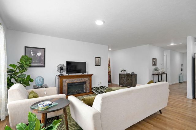 1166 South Broadview Avenue, Springfield, MO 65802