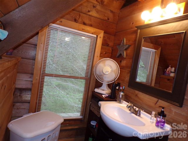 216 Paradise Road, Hendersonville, NC 28792