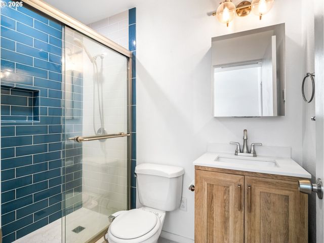 5250 Sw 42ND Ave, Portland, OR 97221