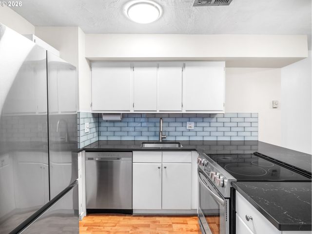 5250 Sw 42ND Ave, Portland, OR 97221