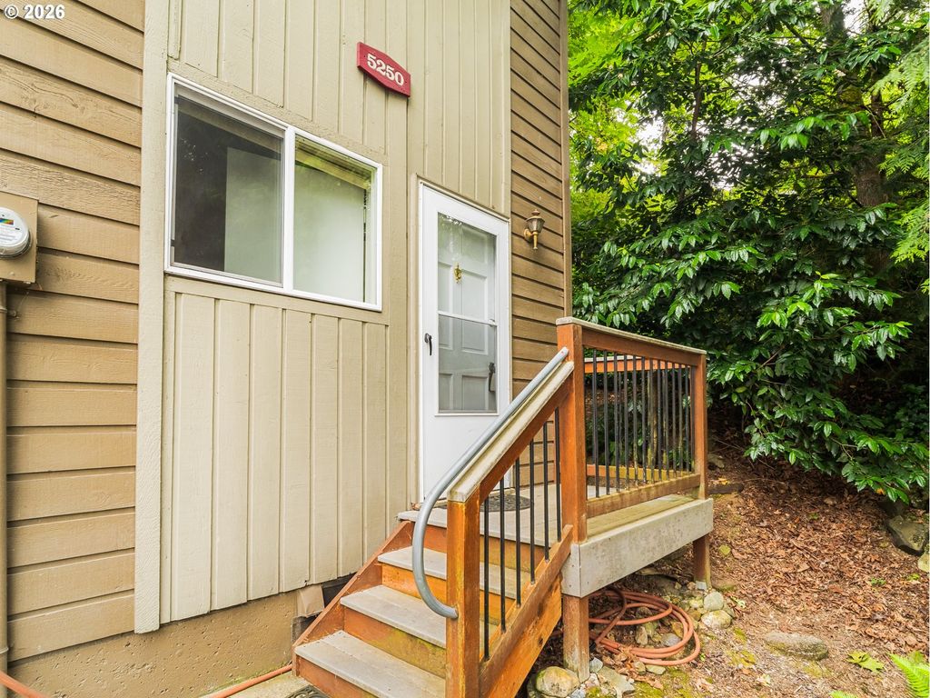 5250 Sw 42ND Ave, Portland, OR 97221