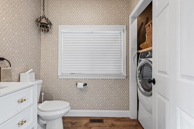 13 Blackstone St, Mendon, MA 01756