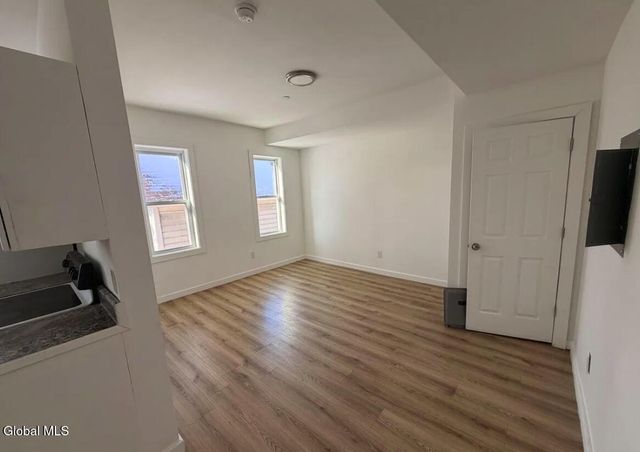 8 Gardiner Street, Amsterdam, NY 12010