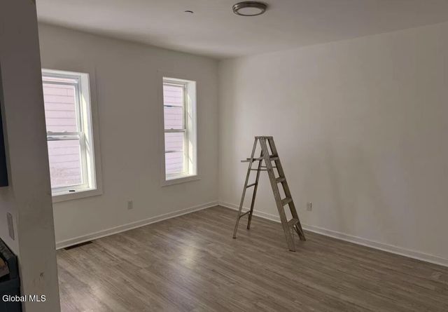 8 Gardiner Street, Amsterdam, NY 12010