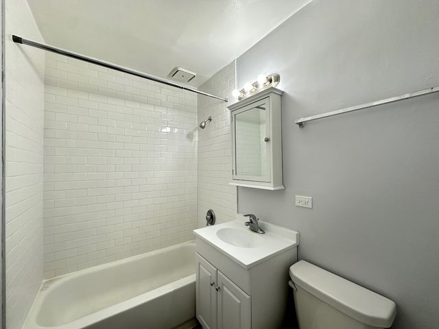 4547 N Dover Street 2F, Chicago, IL 60640