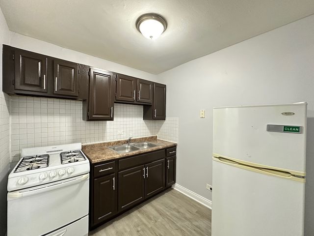 4547 N Dover Street 2F, Chicago, IL 60640