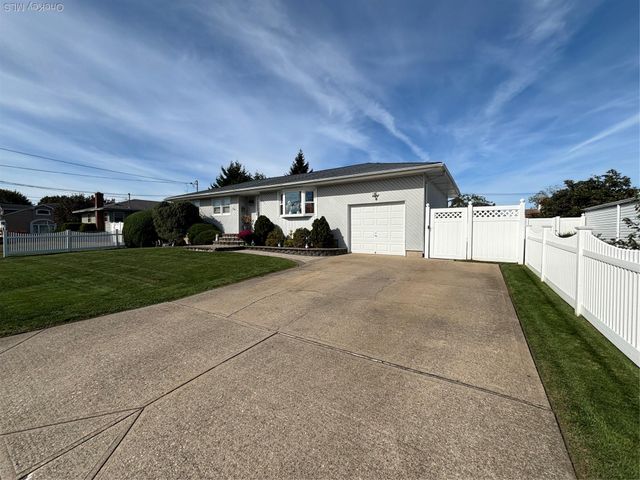 294 34th Street, Lindenhurst, NY 11757
