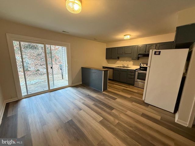 4 MANCHESTER CT, Fredericksburg, VA 22408