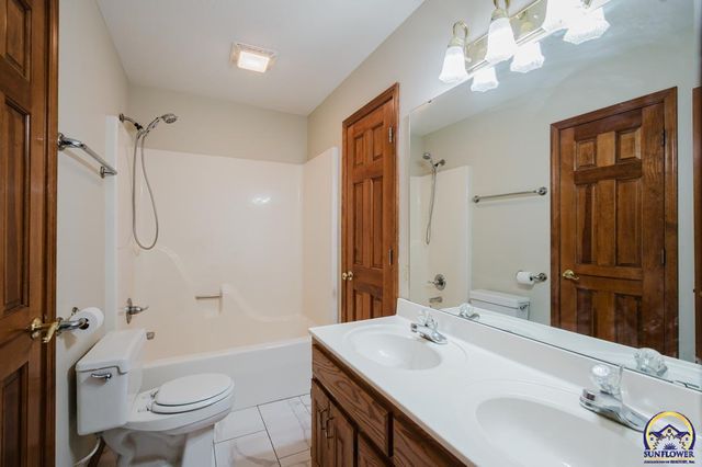 3807 SW Trevino CT, Topeka, KS 66610