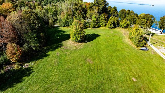 81 Top Deck Lane, Newport Town, VT 05857
