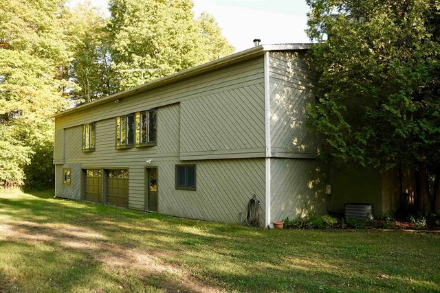 81 Top Deck Lane, Newport Town, VT 05857