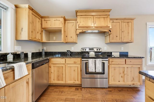 425 SE Cadet Court, Grants Pass, OR 97527