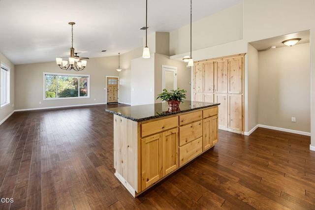 425 SE Cadet Court, Grants Pass, OR 97527